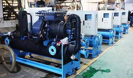 螺桿式冷水機中壓縮機出現(xiàn)震動、噪音大是由什么造成？
